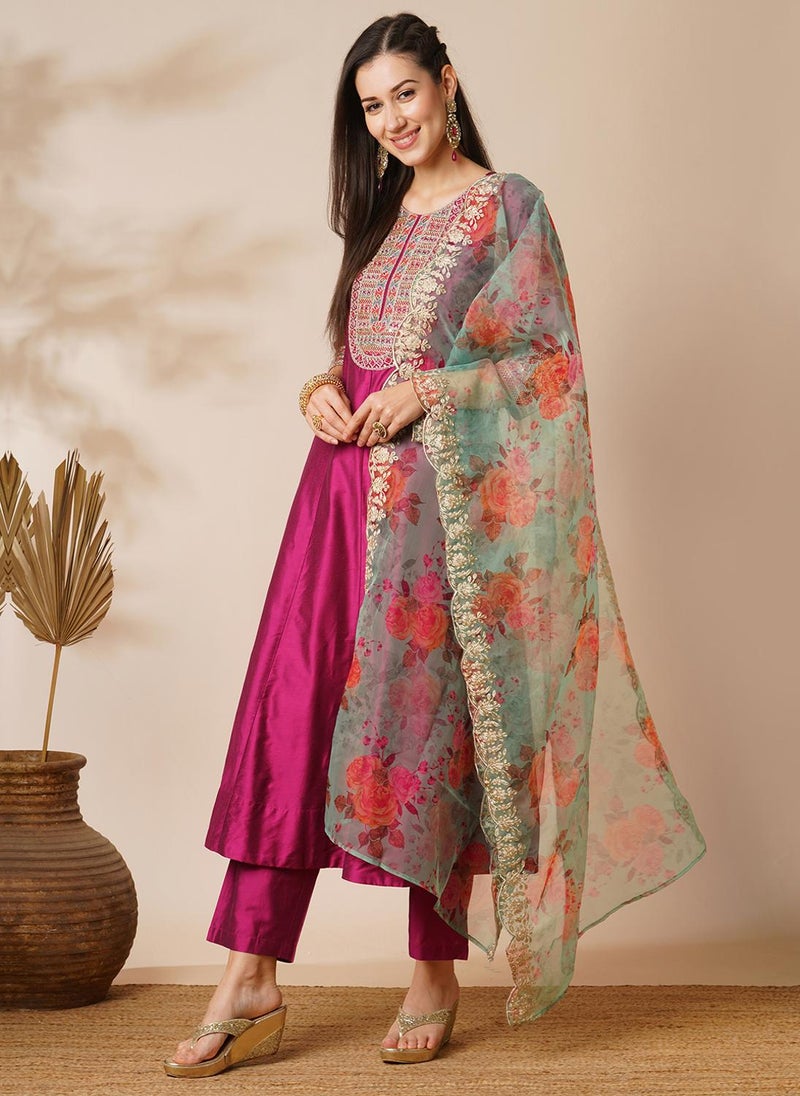 جلو باص جلوبس سنيكرز نسائي بتصميم زهور وزمام زاري مع بنطلون ودوباتا - Image 1